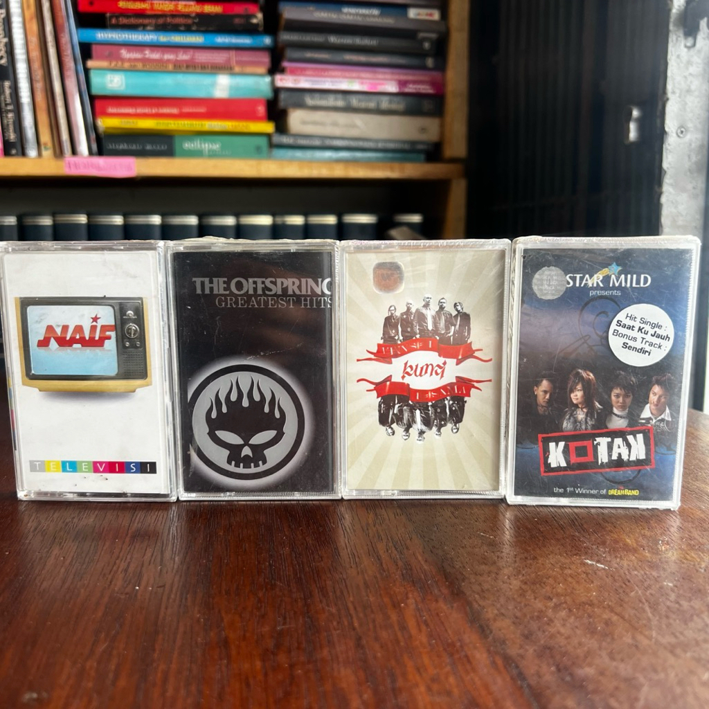 Kaset Pita Band Naif Televisi, Kotak Album Pertama, Band Kunci, The Offspring Segel