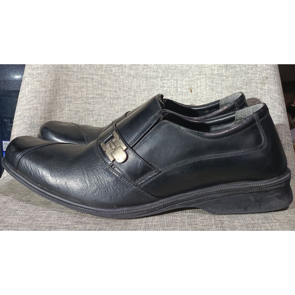 Sepatu Emro size 43