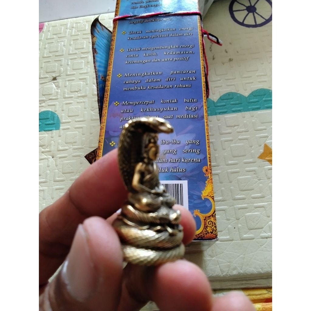 patung mini Buddha dipayungi Ular Cobra Anantasesa logam