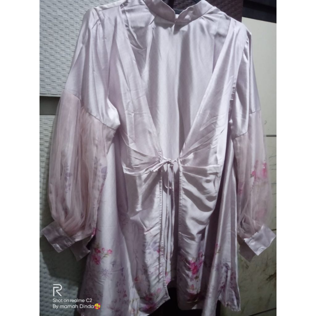 Tunik Outer Wanita Satin Pink Motif Bunga Lengan Panjang Elegan Premium