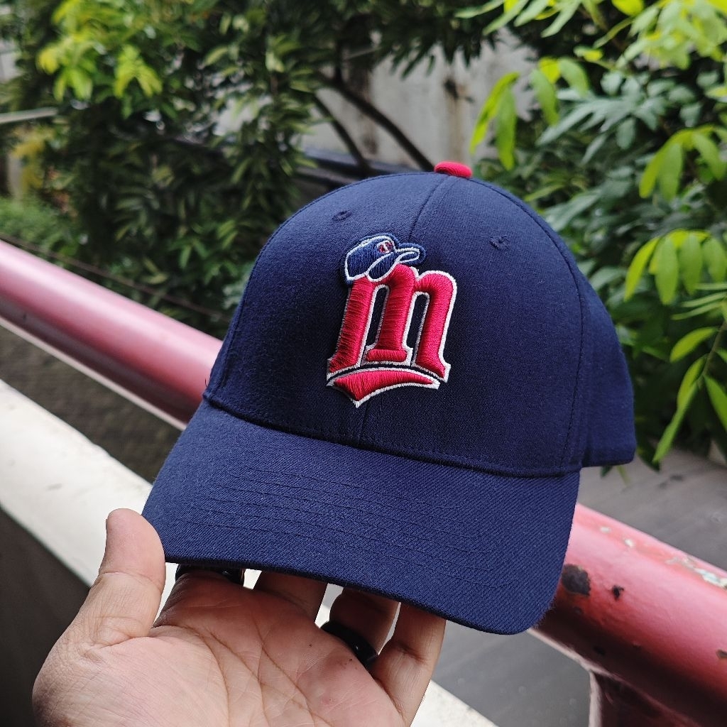 Topi Baseball MLB Minnesota Twins Navy Blue M Logo Vintage Cap Second Original