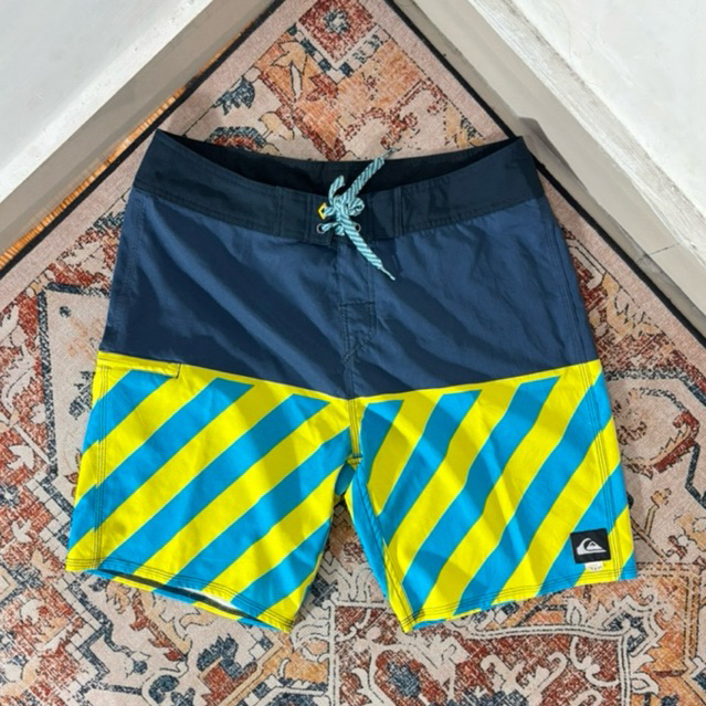 CELANA PENDEK QUIKSILVER