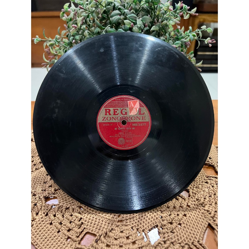 Vinyl Gene Autry - What’s Gonna Happen To Me & Be Honest With Me / Piringan Hitam Gene Autry - What’