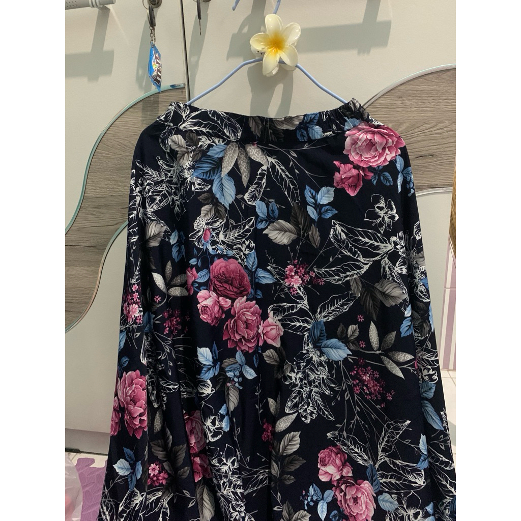 rok bahan jatuh motif bunga