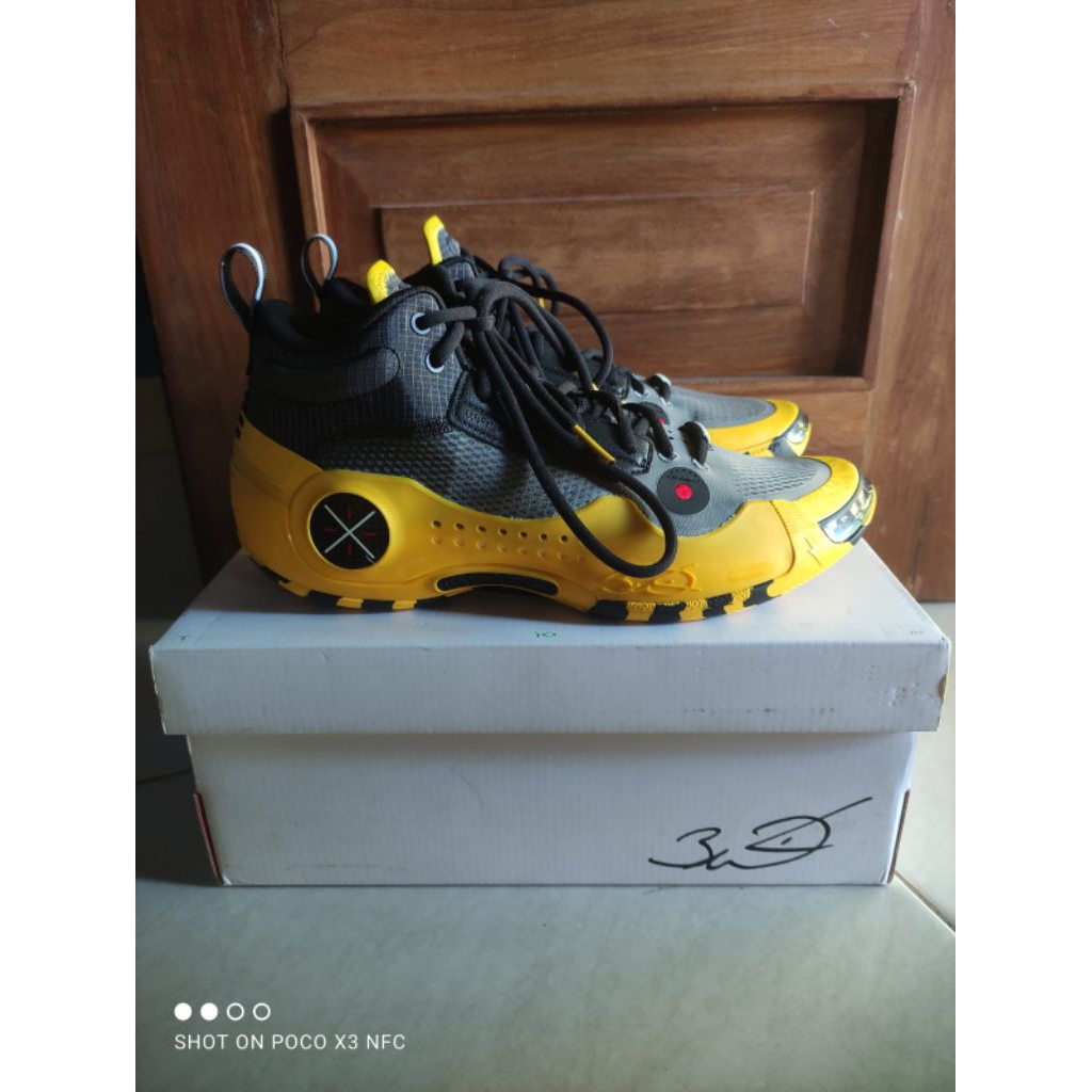 sepatu basket lining way of wade 10 caution size 43