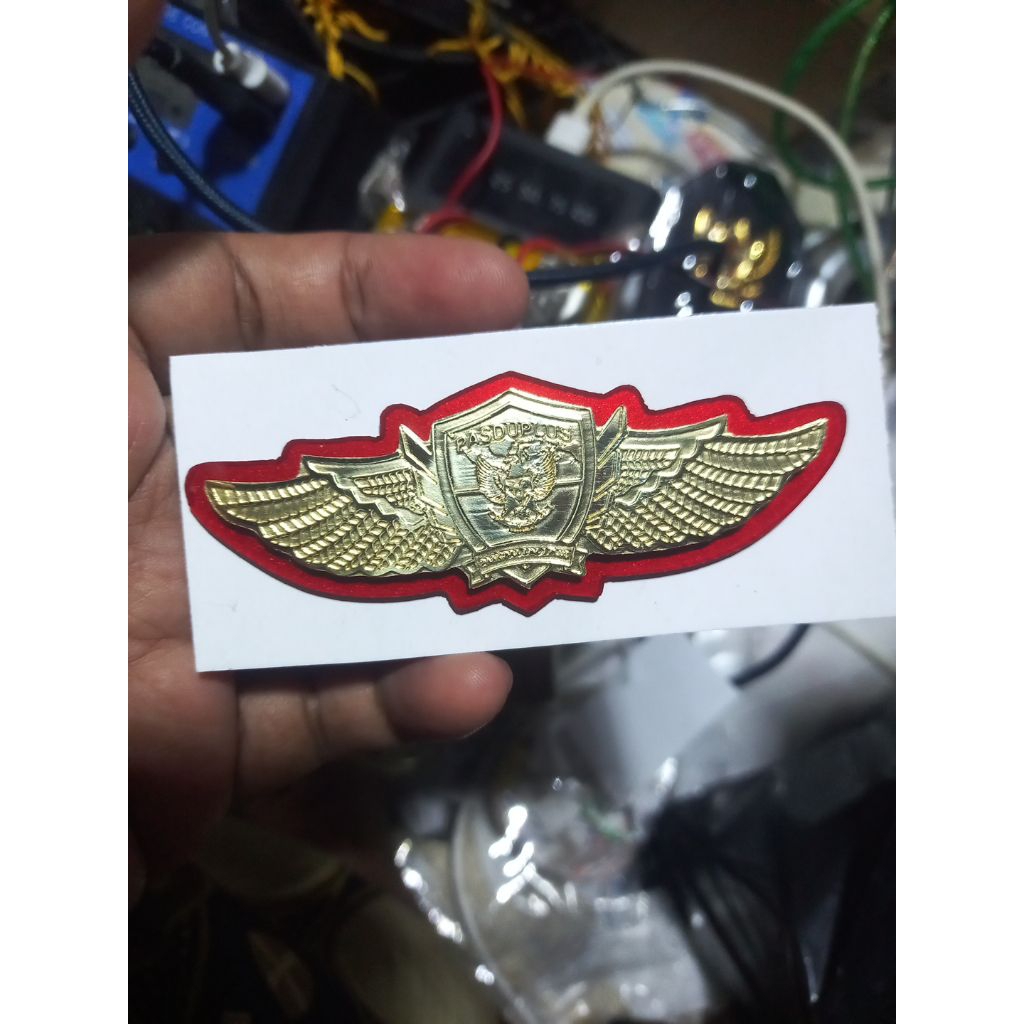 wing pasduplus paskibra sms 2 plus baegrom merah bahan kuningan yang bisa dibraso pengait mahnet
