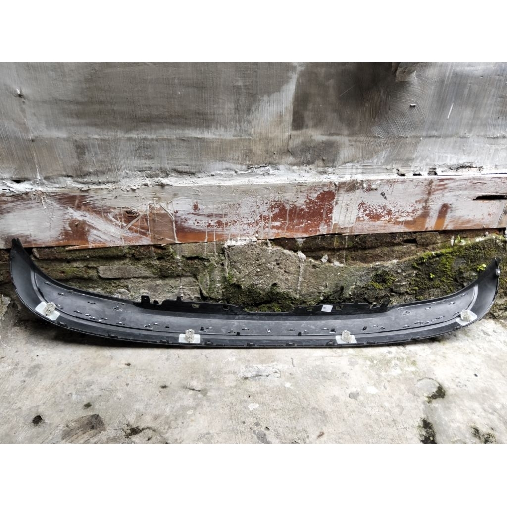 spoiler difusser bumper belakang Mercedes Benz c class w205 A2058851138 original
