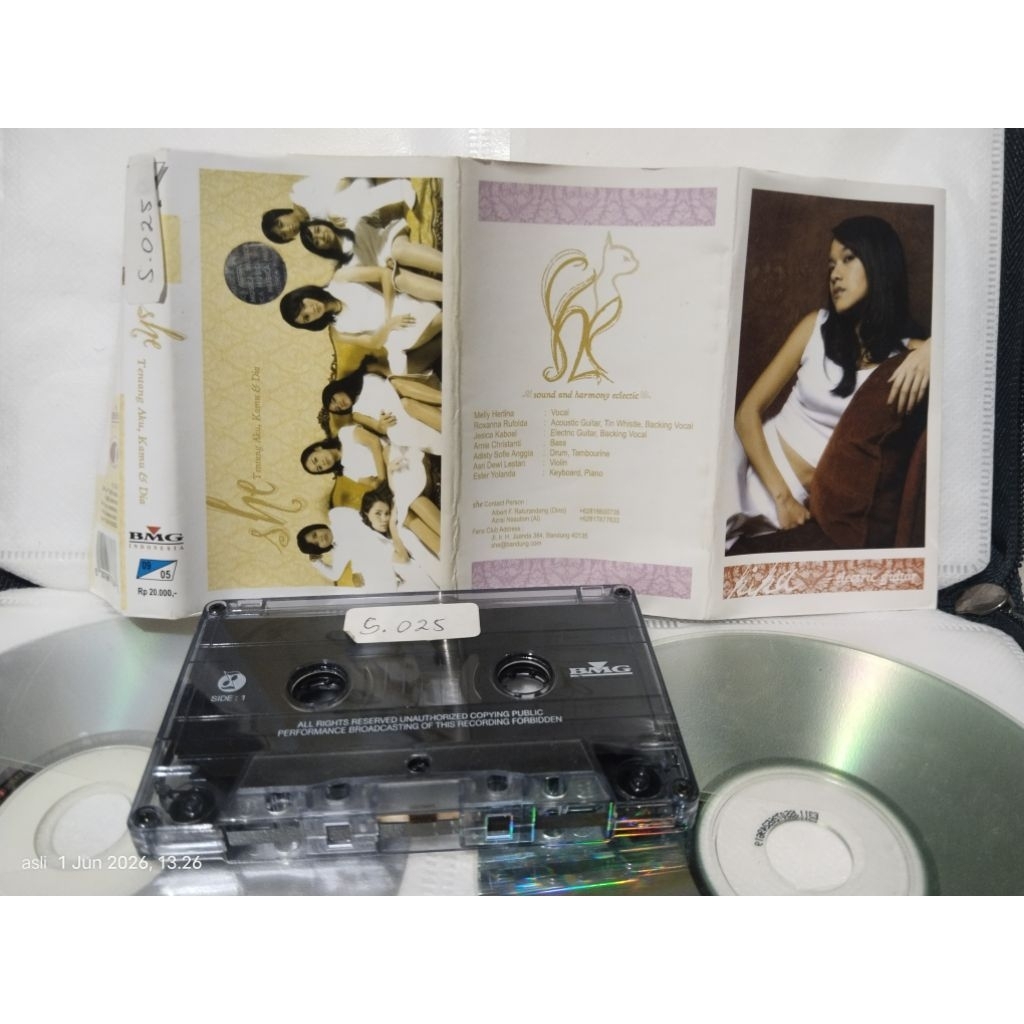 kaset pita she _ tentang aku, kamu & dia