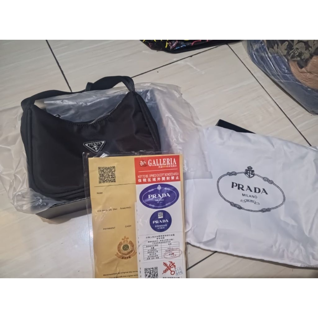 tas second prada hitam