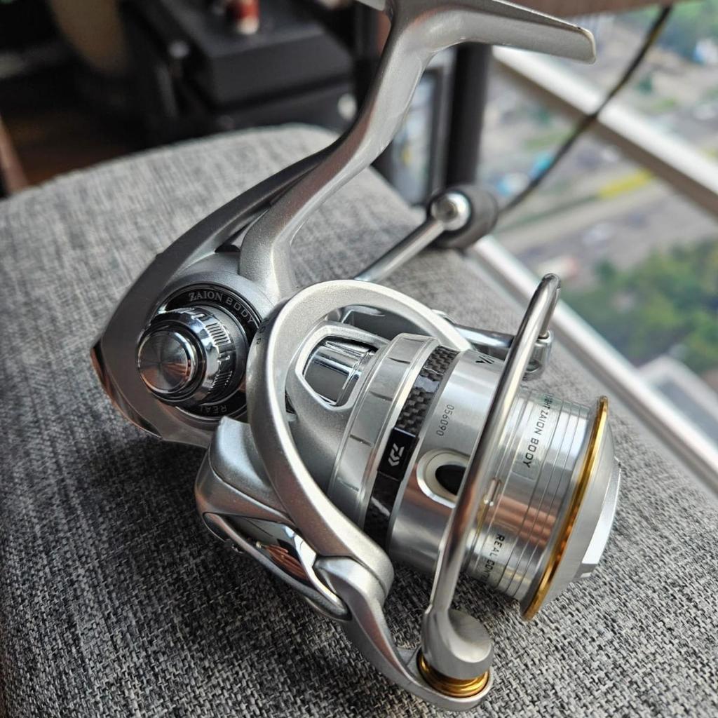 Daiwa 11 Caldia 2004 /V009M Spinning Reel Like new