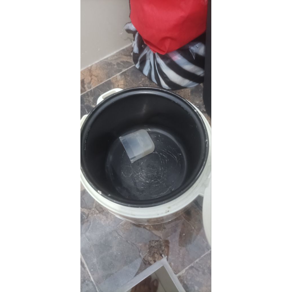rice cooker bekas kapasitas 0,6 liter.
