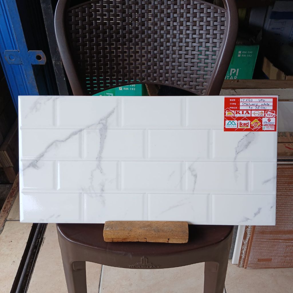 keramik uno statuario white 25x50 glosy timbul