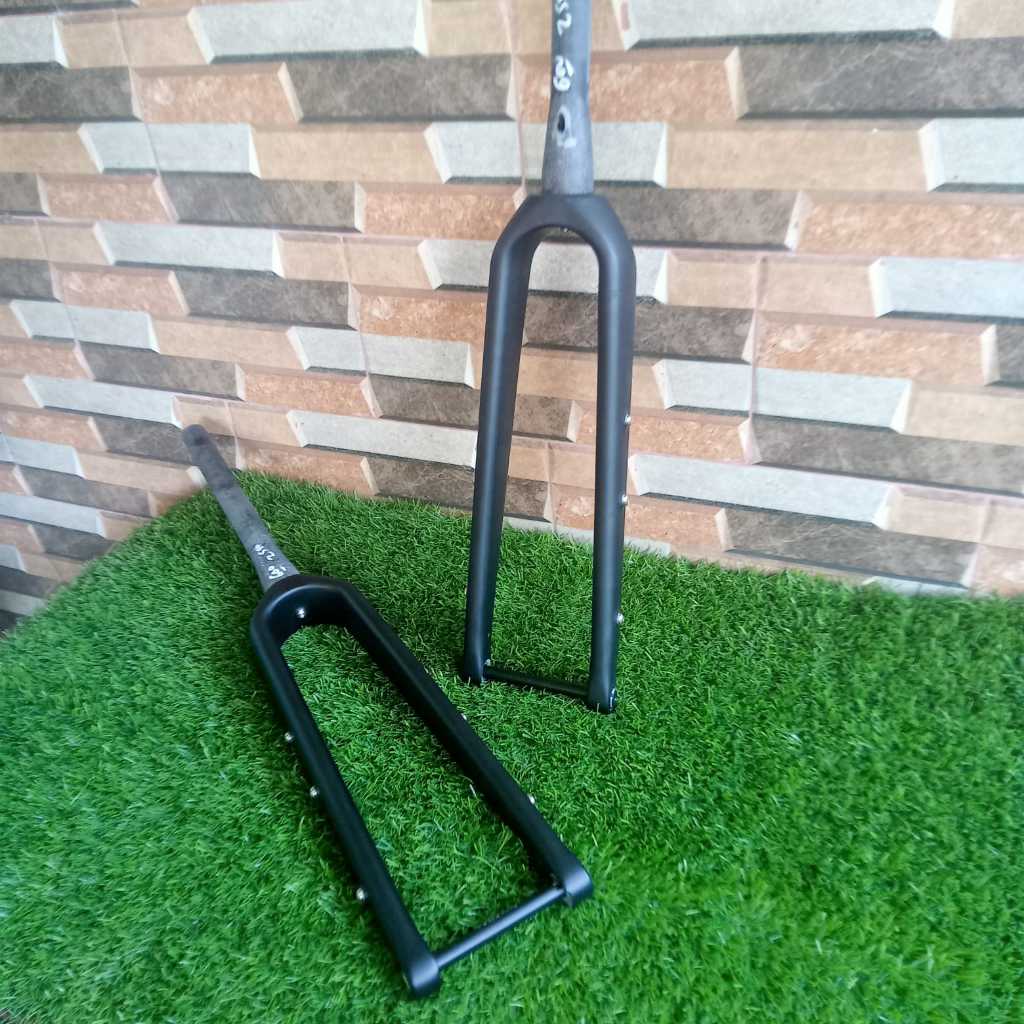 FORK GRAVEL 700C INNER WIDTH 65 MM FORK CARBON GRAVEL INTERNAL DAN EXTERNAL KABEL AXLE 100 MM