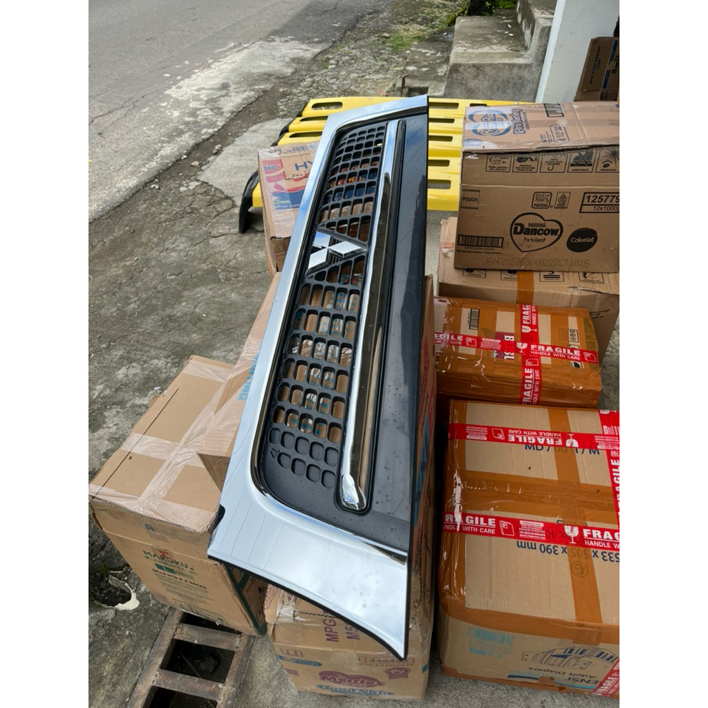 GRIL DEPAN CANTER 136PS/KEPALA LEBAR TAHUN MUDA ORIGINAL COPOTAN PROFIT