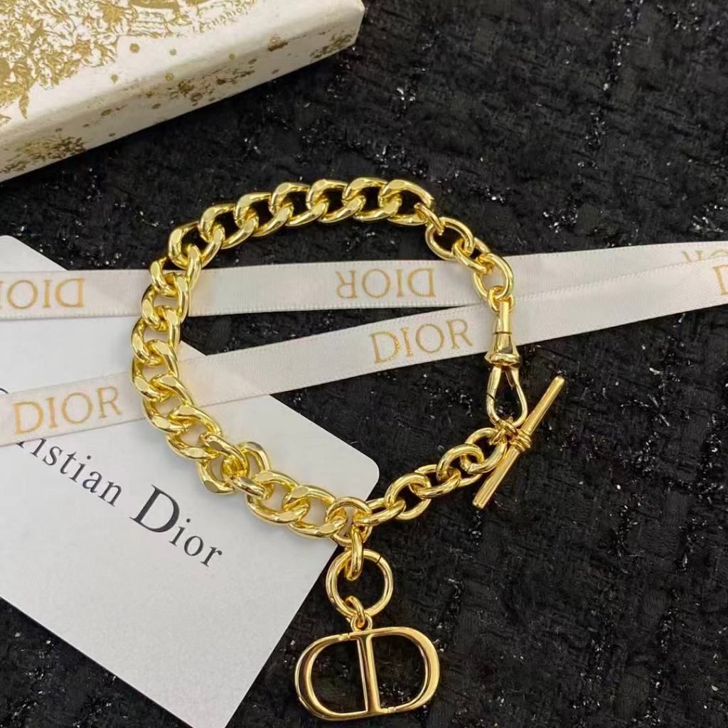 Sharp metal thick chain Classic CD logo comes with a French luxury feel when you get started