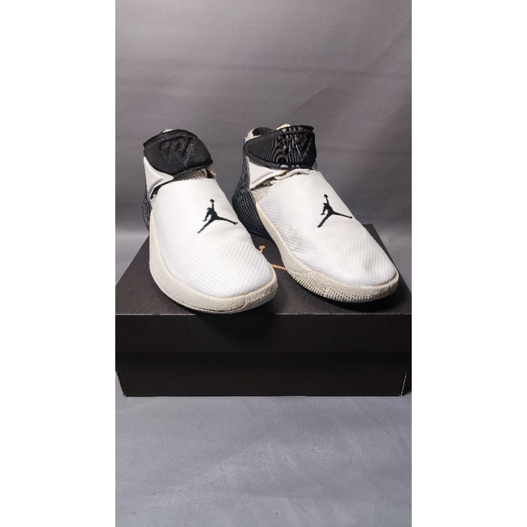 Sepatu casual sneakers Nike Jordan Why Not 1 second bekas