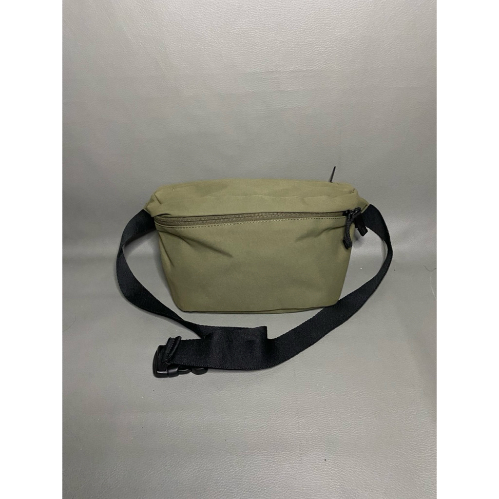 waistbag uniqlo x Robic hijau army original / UNIQLO X ROBIC NYLON FABRIC OLIVE UNISEX WAIST BAG ORI