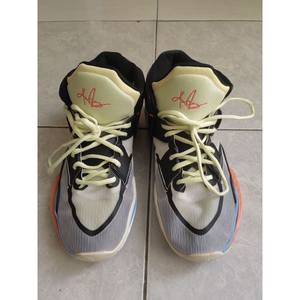 Sepatu Basket Kyrie