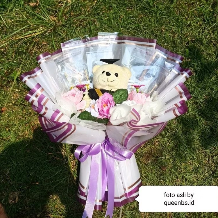 Buket Uang Campur + Boneka Wisuda Beruang & Bunga Artificial – Kado Wisuda Ulang Tahun – Free Kartu 