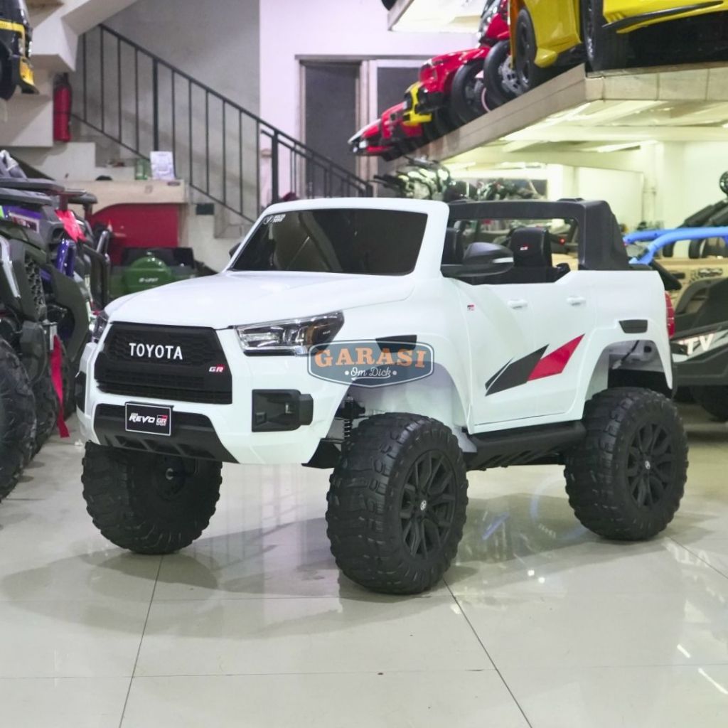 MOBIL AKI TOYOTA HILUX OFFICIAL LICENSED BAN EVA