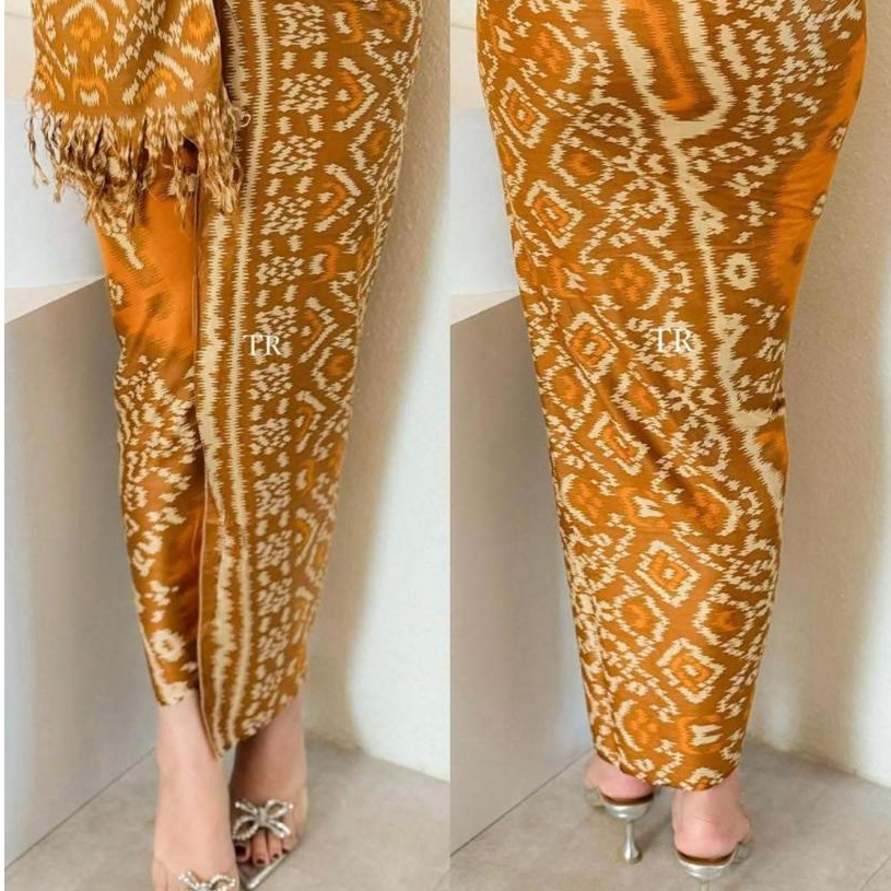 Kain Kamen Set Selendang Sutra Paris Motif Songket Gringsing Bali