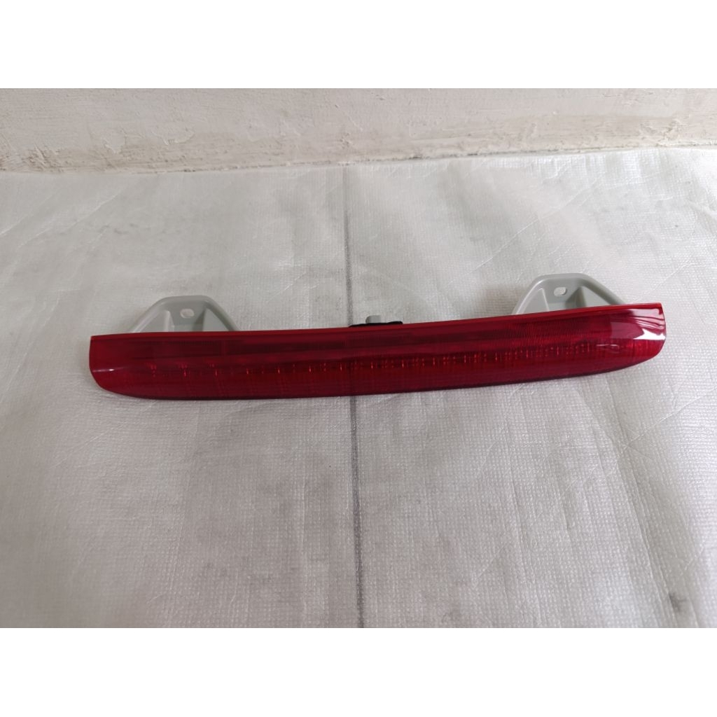 Lampu spoiler bagasi ini tampaknya dirancang untuk model kendaraan spesifik seperti Honda Mobilio RS