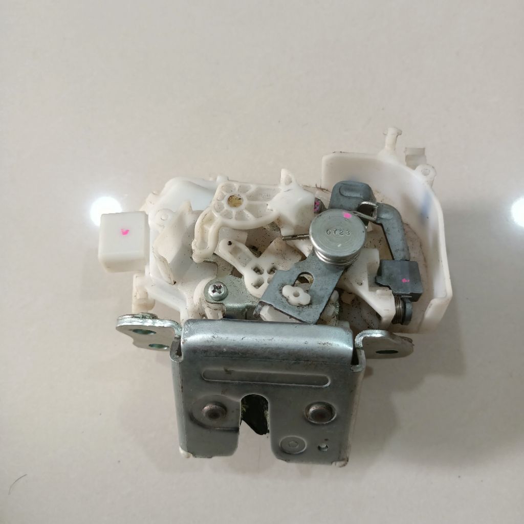 DOORLOCK BAGASI DOORLOCK PINTU BELAKANG XPANDER NEW LIVINA ORIGINAL