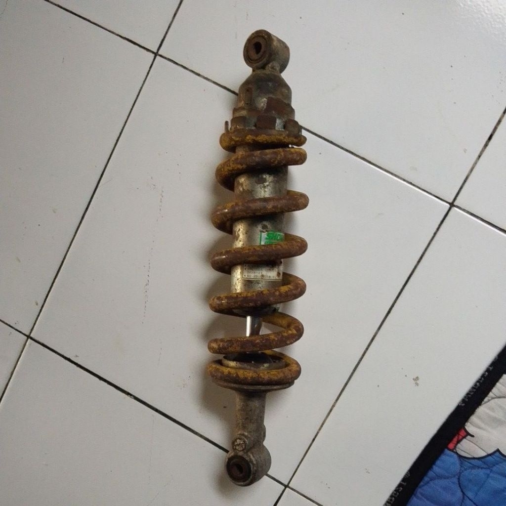 mono shock belakang ukuran panjang 340 mm merek showa