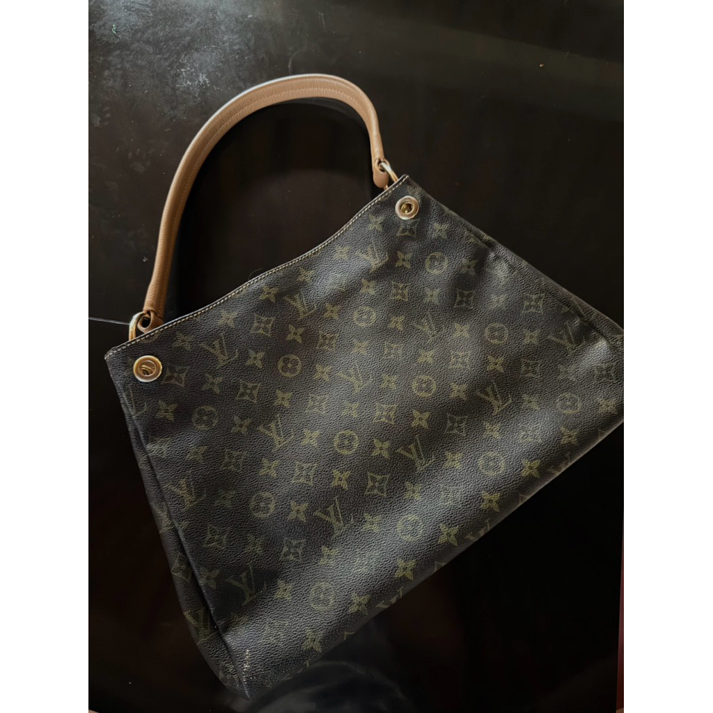 Lv Artsy Monogram