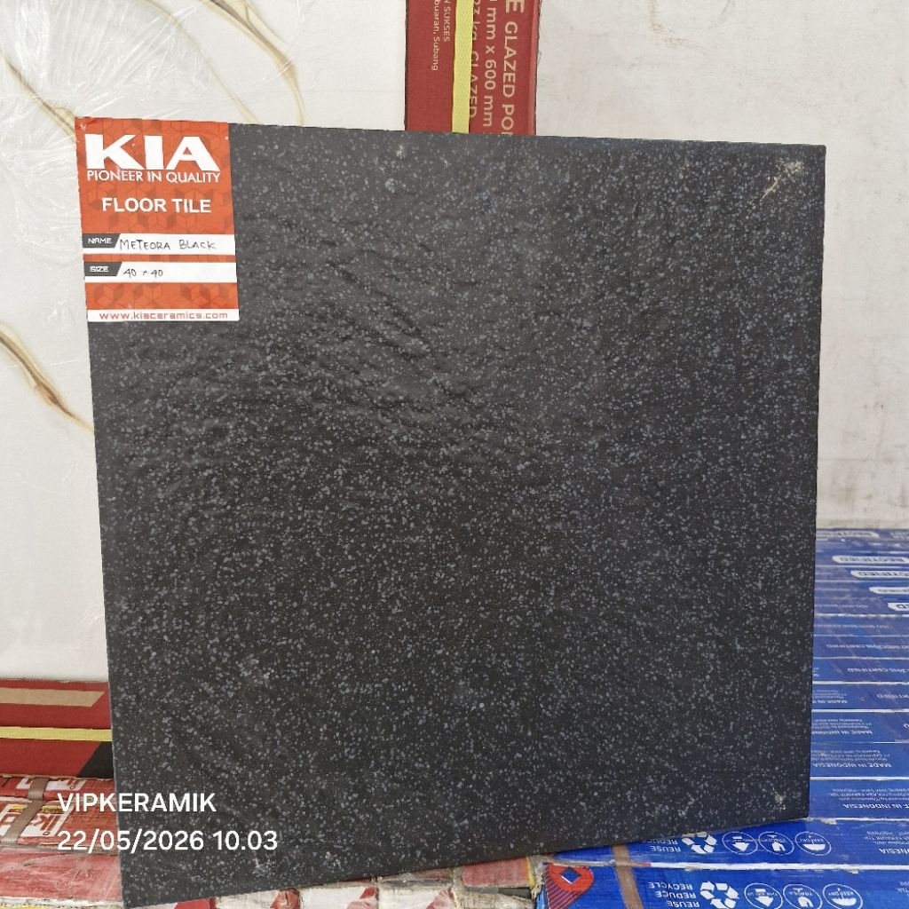 KERAMIK LANTAI MATT KASAR KIA METEORA BLACK, IVORY & WHITE 40X40 KW1