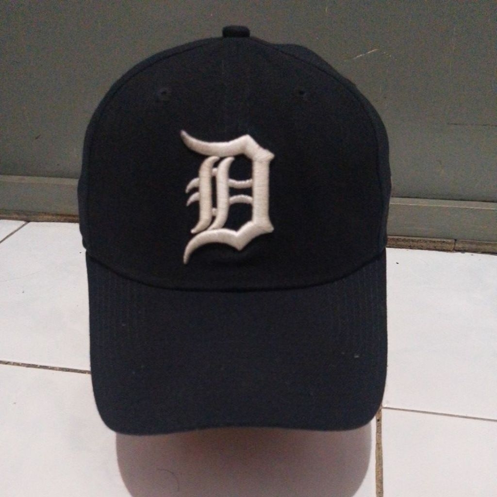 Topi New Era logo D