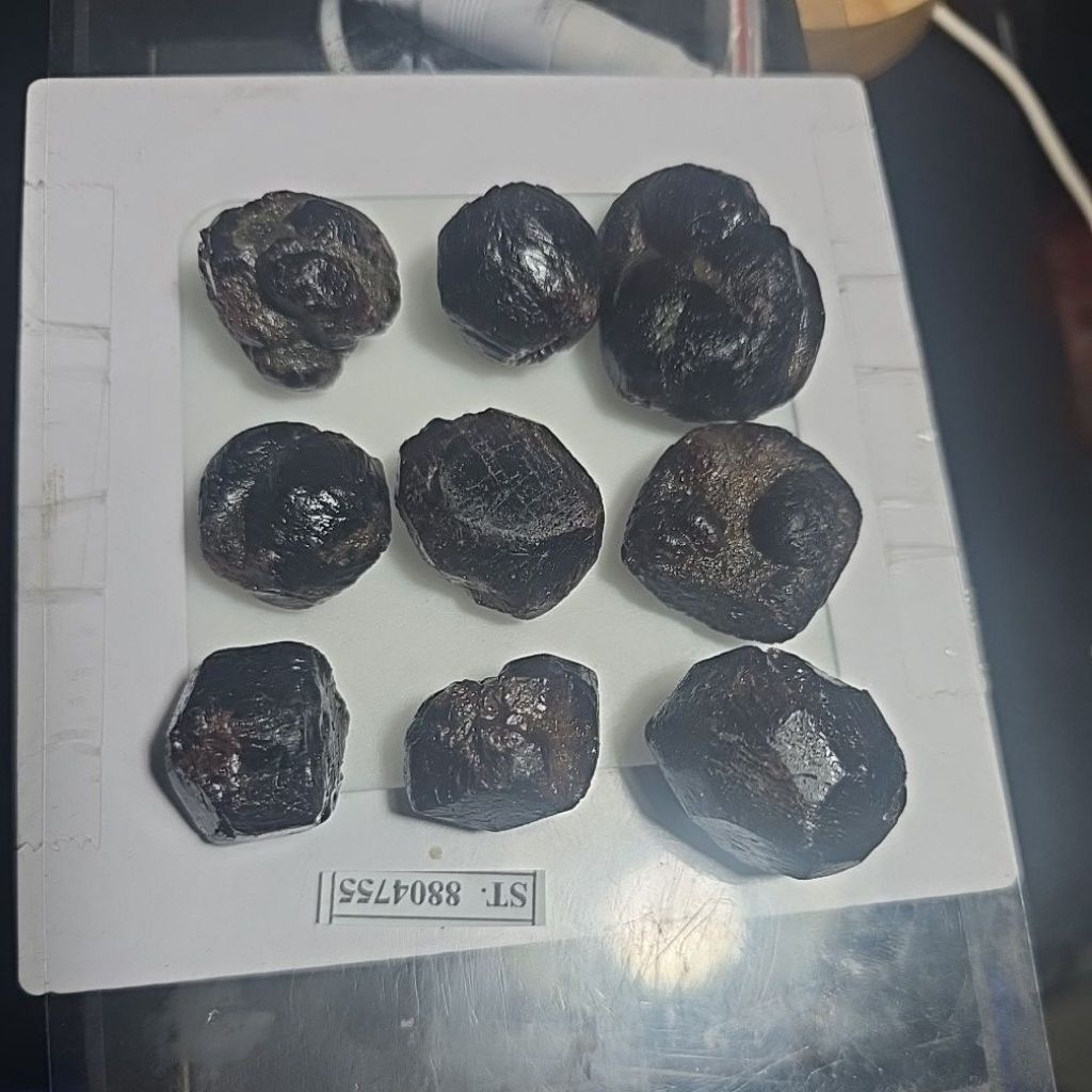 BATU RED GARNET ROUGH BATU ASLI