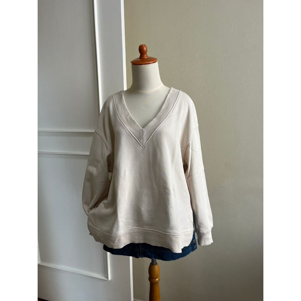 Uniqlo GU V neck Sweater | Outer Uniqlo V neck Beige | Outer Beige Colour Gemas