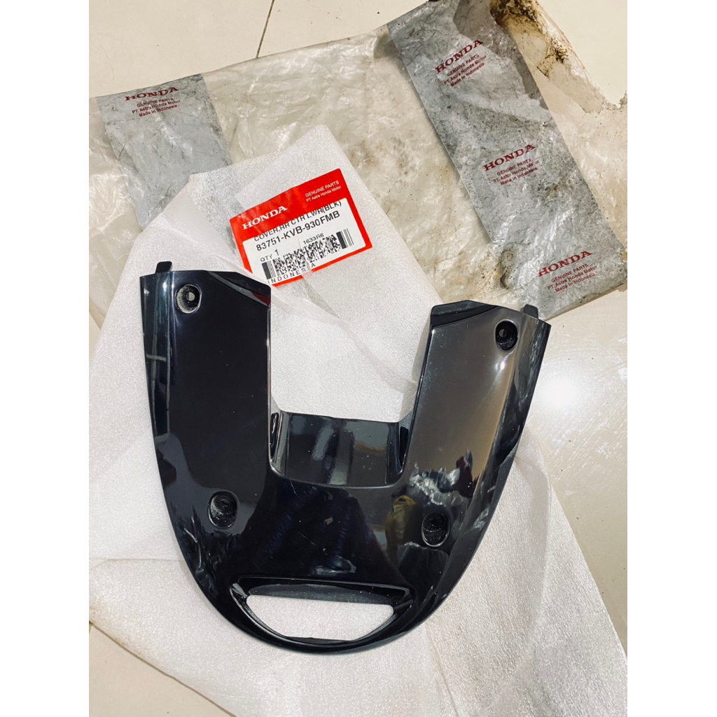 cover Sambungan Body Bawah Lampu Stop Belakang Vario 110 CW Karbu Hitam Original AHM 83751-KVB-930FM