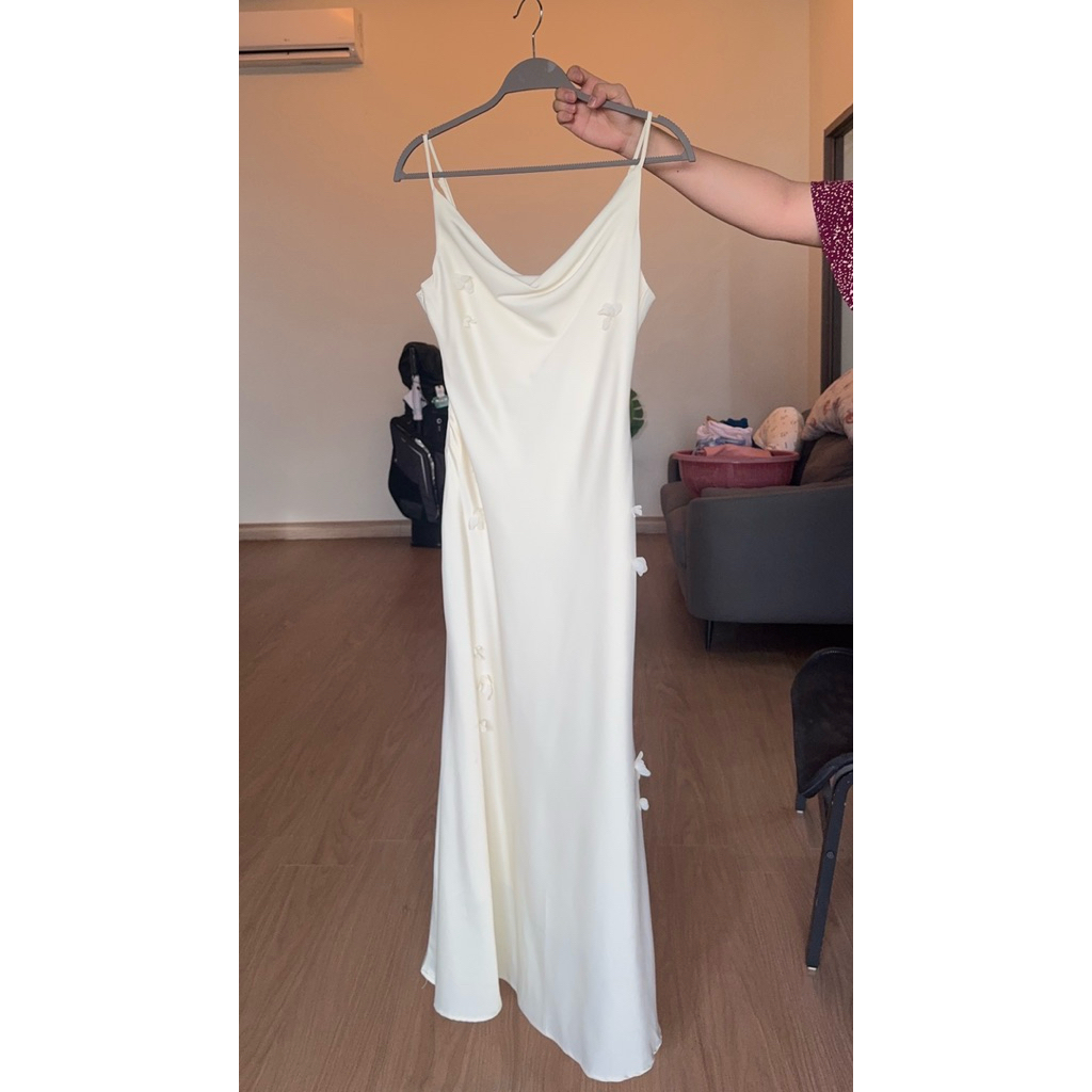 [PRELOVED] Long Slit Satin Slip Gown Putih Ivory Size L Elegant - Jarang Pakai