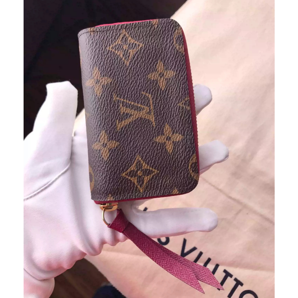 Preloved dari Prancis – Dompet LV Louis Vuitton Zippy ini hadir dalam motif monogram cokelat klasik 
