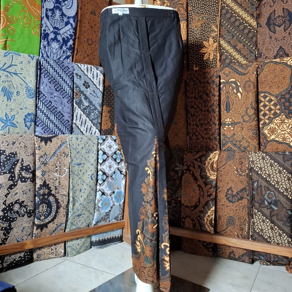 Jarik dan Rok Wiru Klasik Sogan Solo Motif Gunungan Kembang Batik Hitam