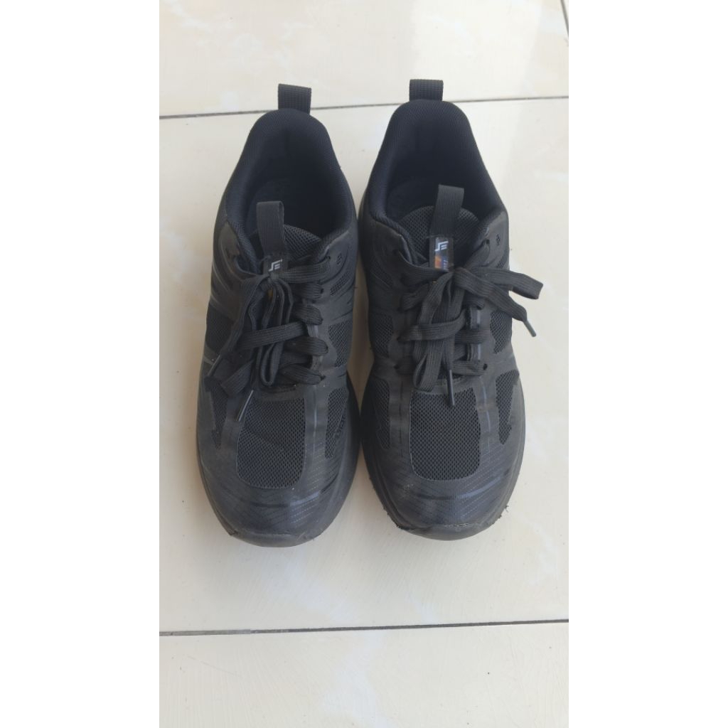 Sneakers Sepatu Olahraga Kerja Sekolah Preloved PL Bekas