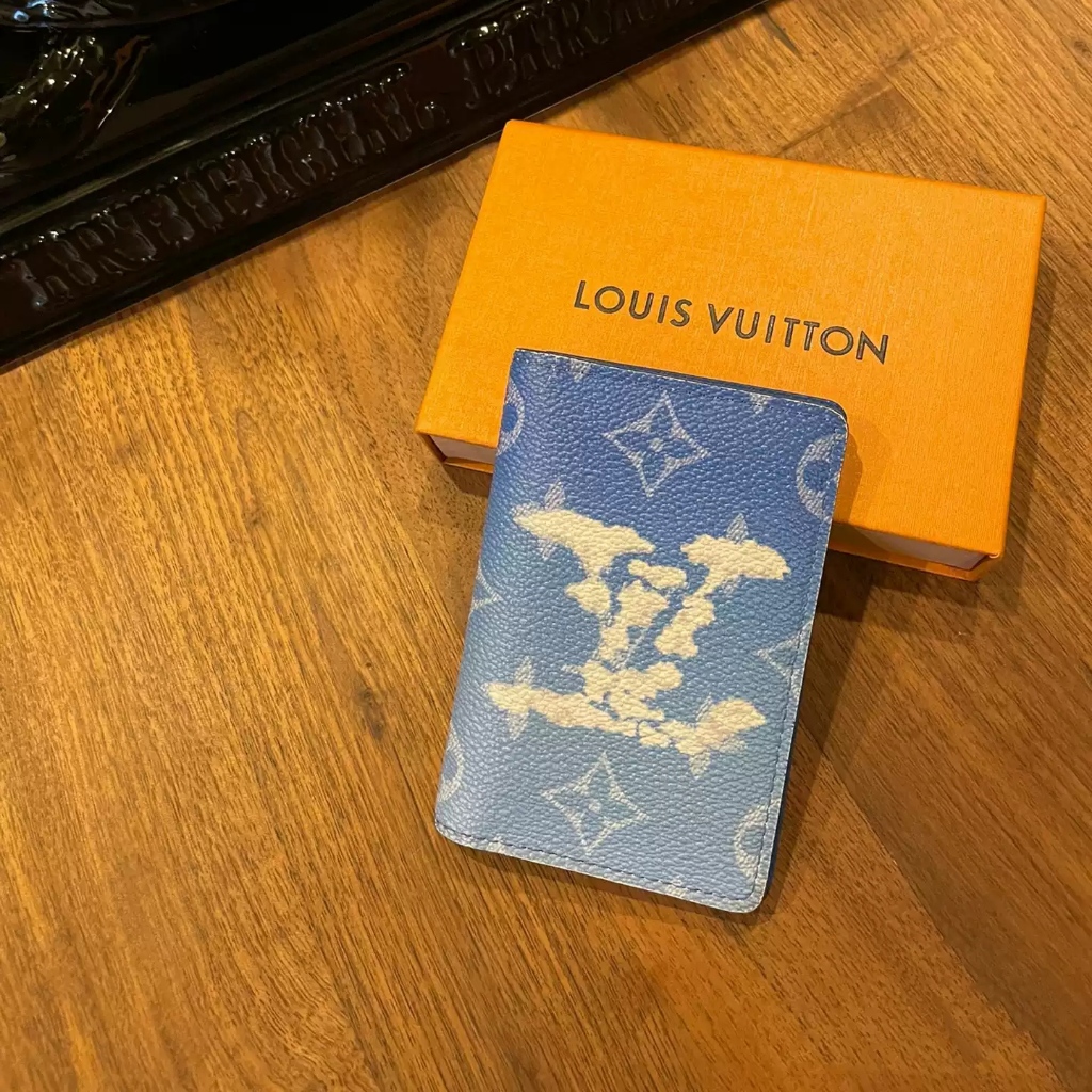 Dompet kartu Louis Vuitton pre-owned dari Prancis, model Pocket Organizer “Blue Sky & White Clouds” 