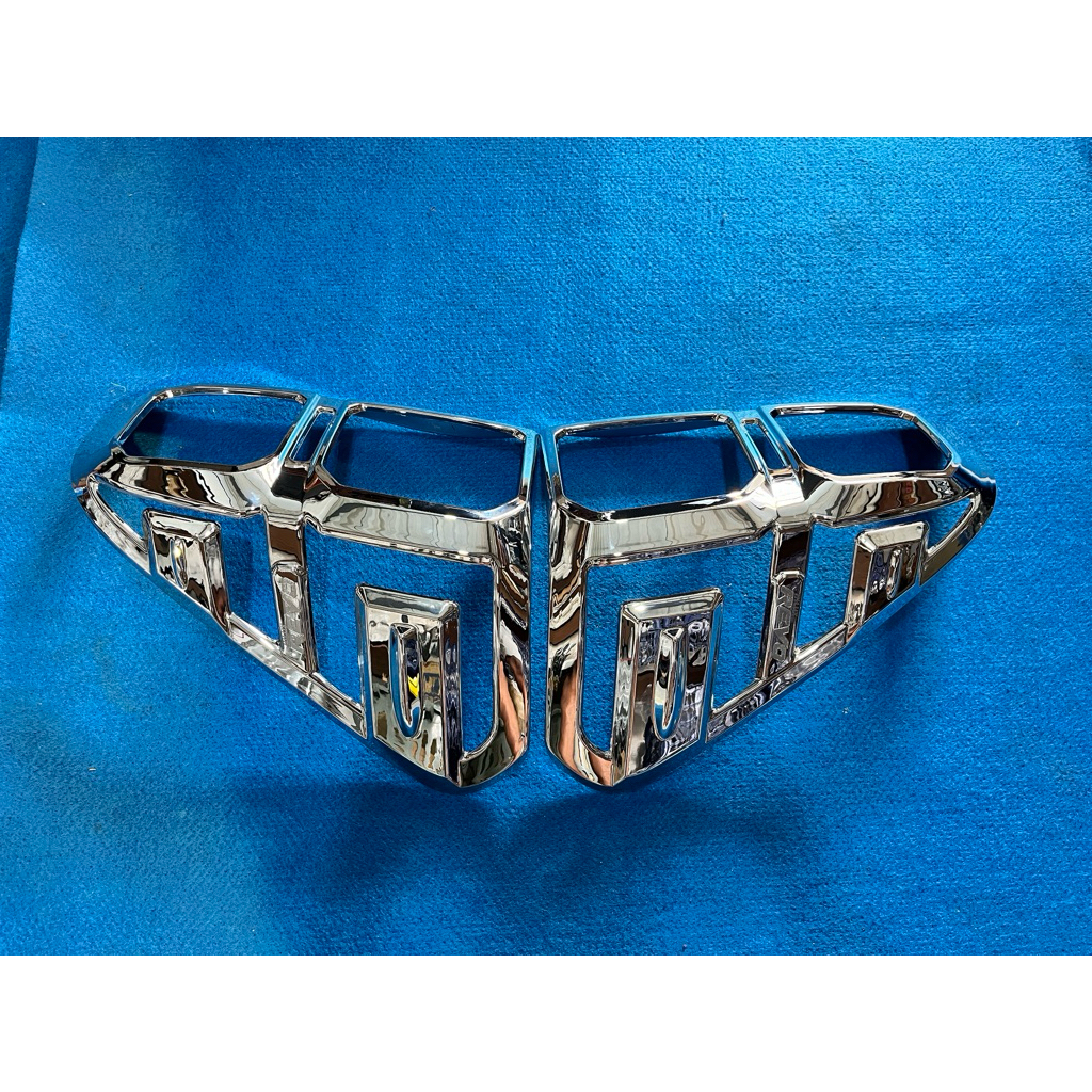 GARNIS COVER LAMPU BELAKANG TOYOYA HILUX REVO CHROME