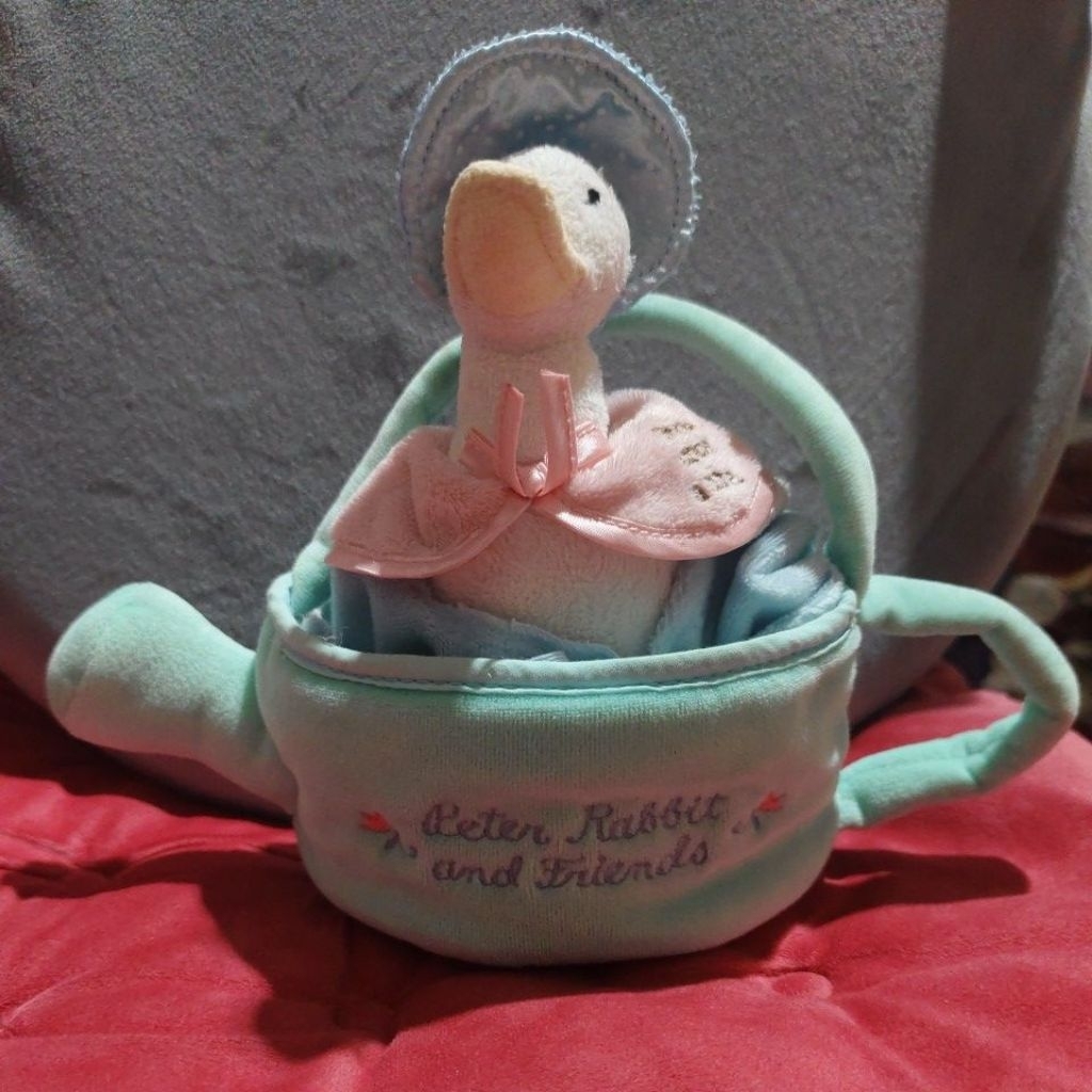 boneka bebek peter rabit di dalam wadah ori