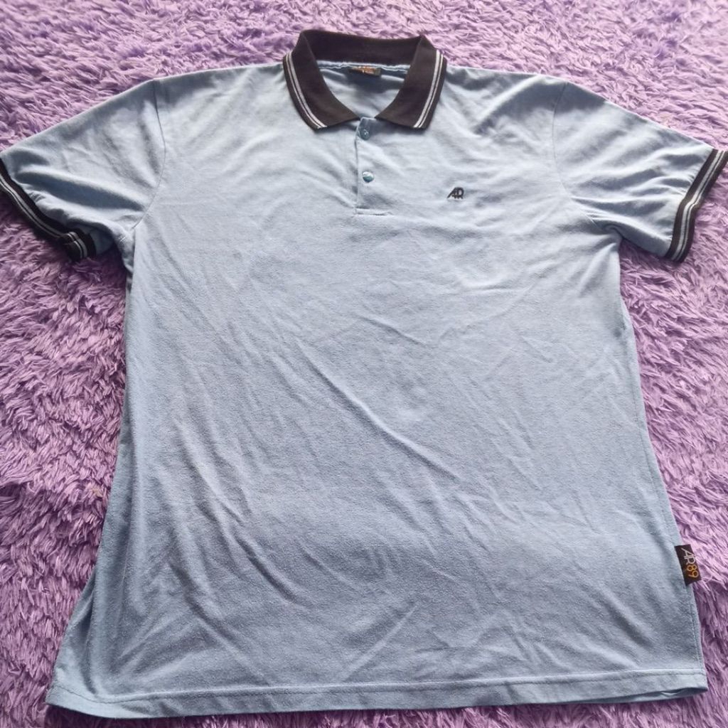 Kaos kerah AR 89