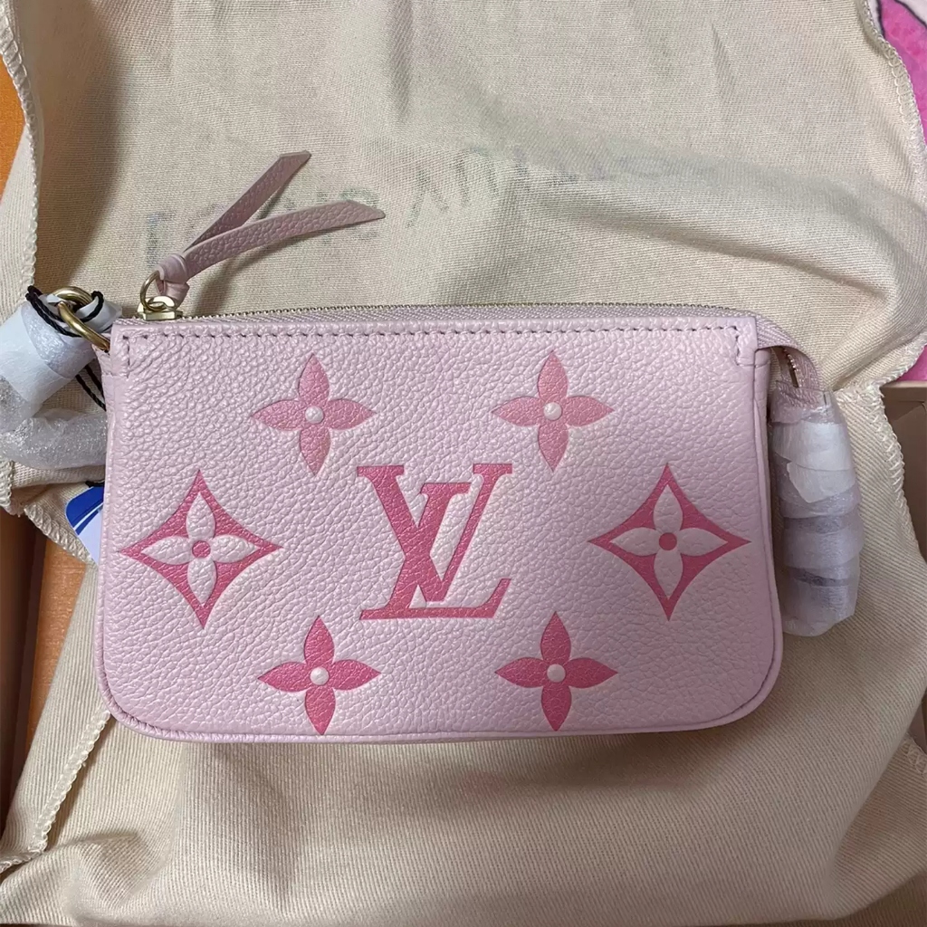 Tas Louis Vuitton M80501, tas kecil berbahan kulit sapi dengan efek gradasi warna pink. Dilengkapi r