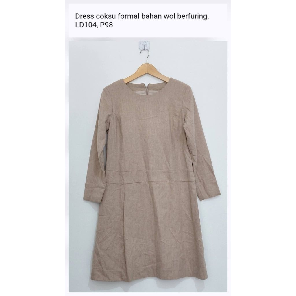 Preloved Second Dress wol coklat muda formal bahan wol berfuring