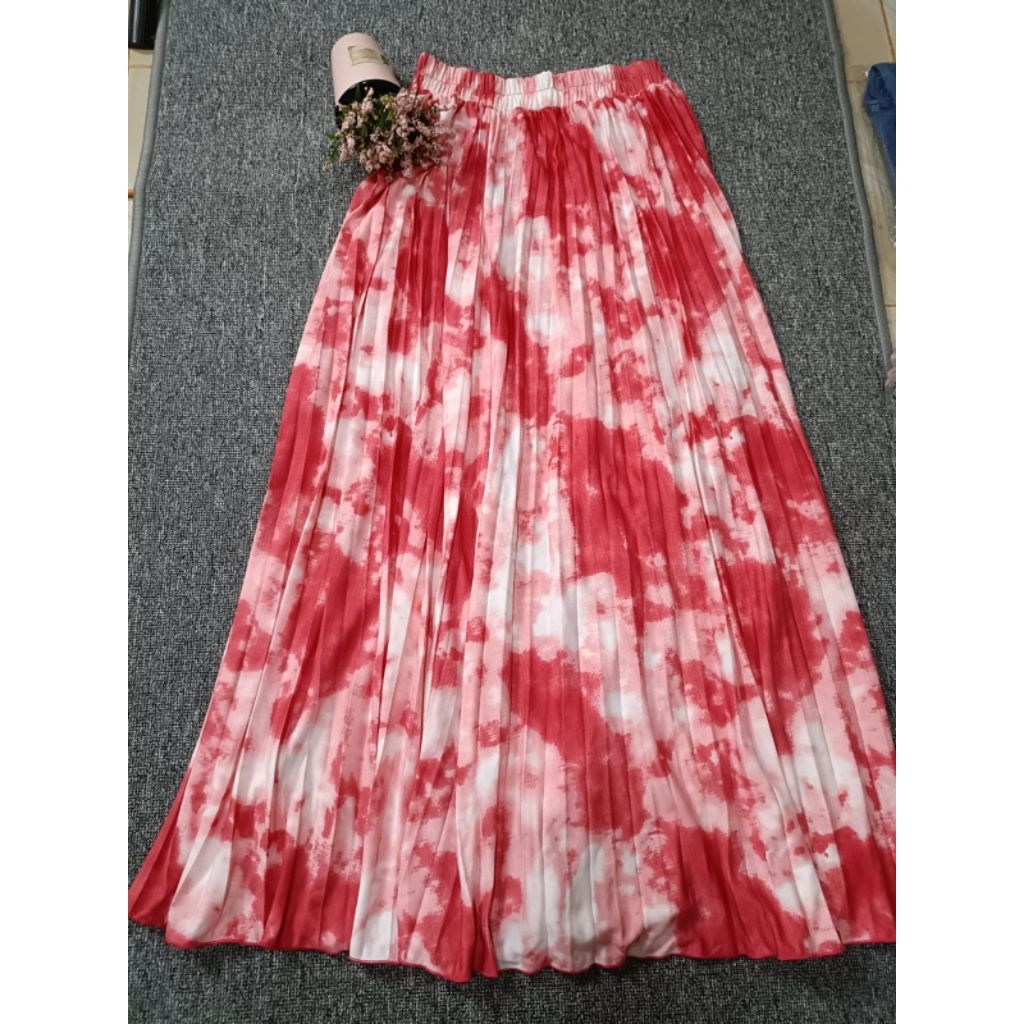 rok plisket bahan hygert premium ada 2 warna bata polos dan abstrak merah putih