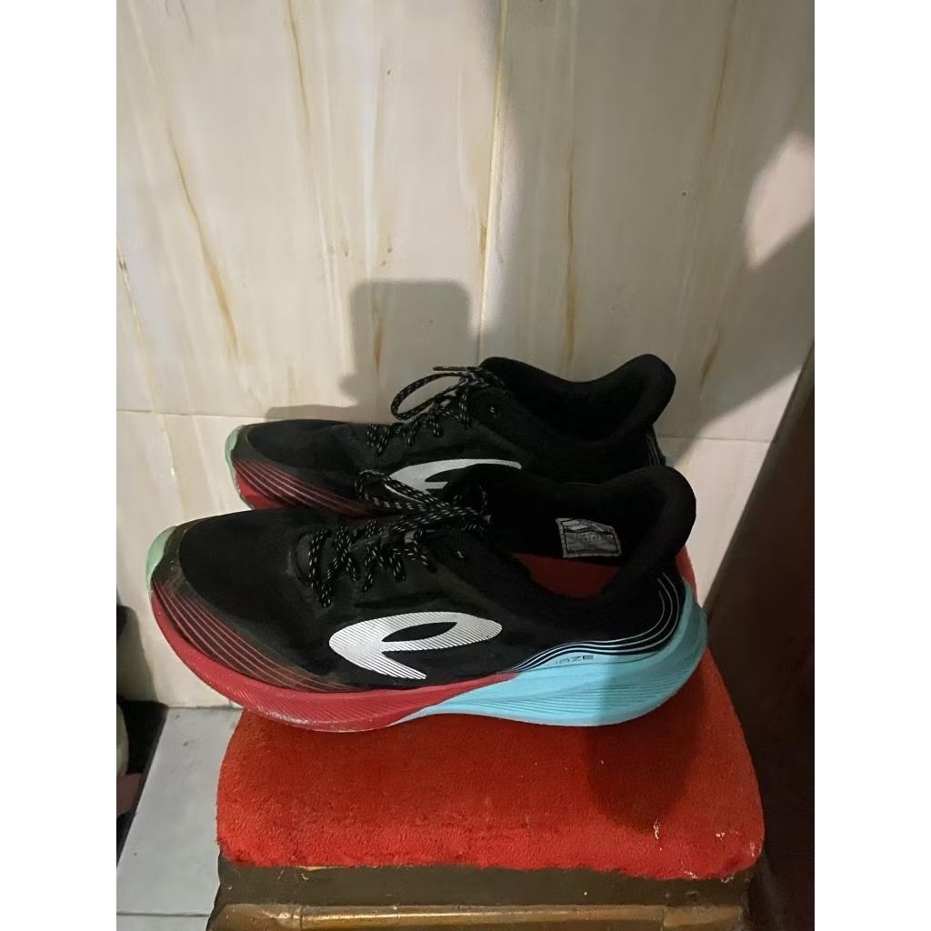 SEPATU RUNNING NINETEEN HAZE VISION