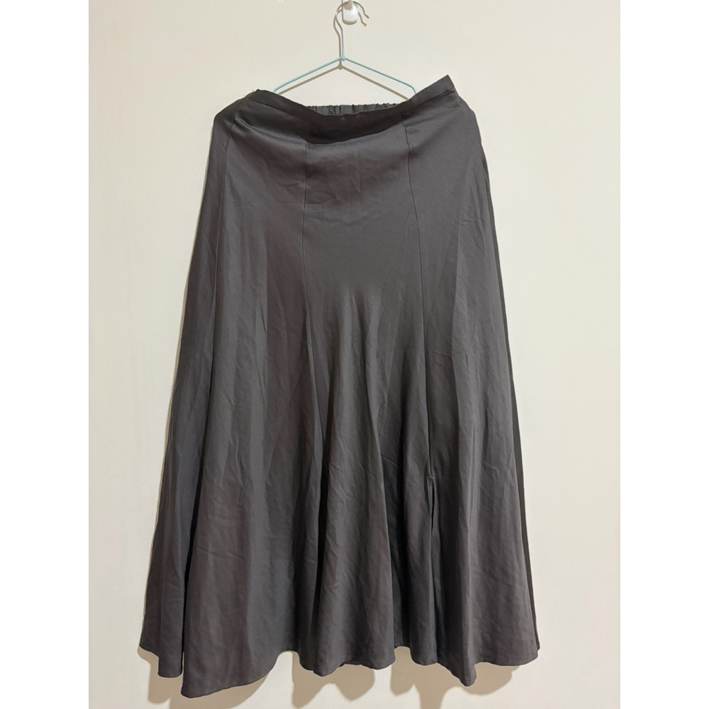Rok satin warna titanium grey