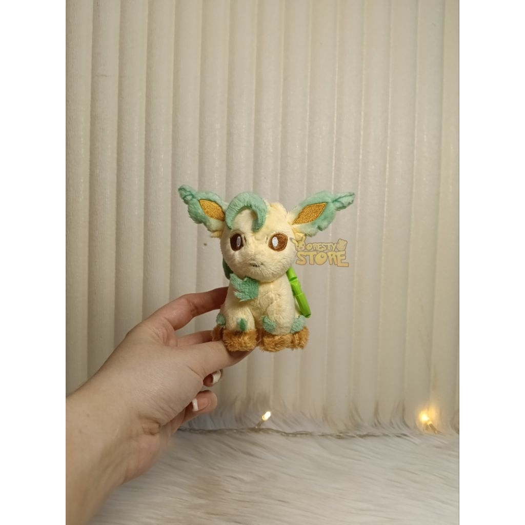 Gantungan Pokemon Leafeon Adventure Partners - Pokemon Center