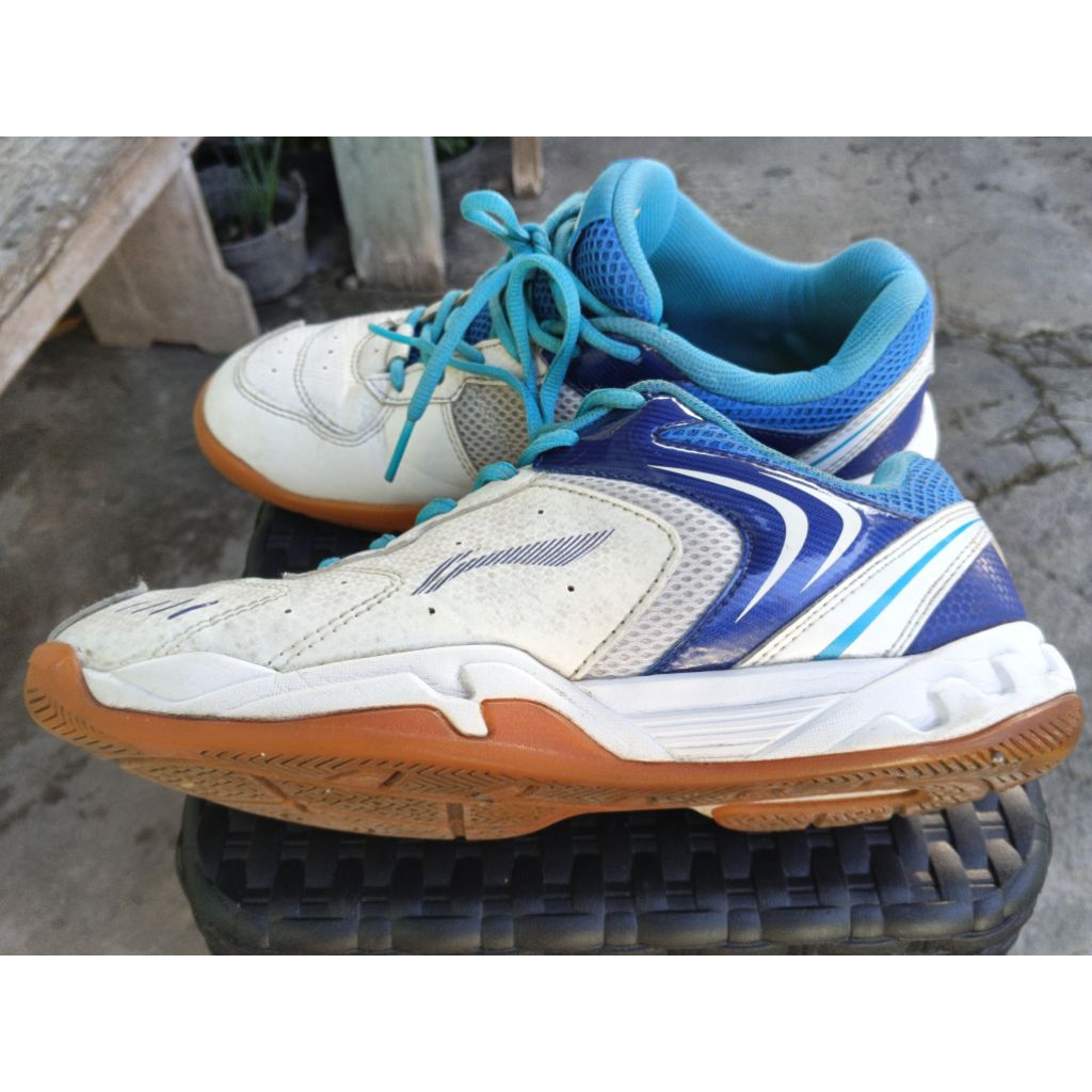 Sepatu badminton Lining