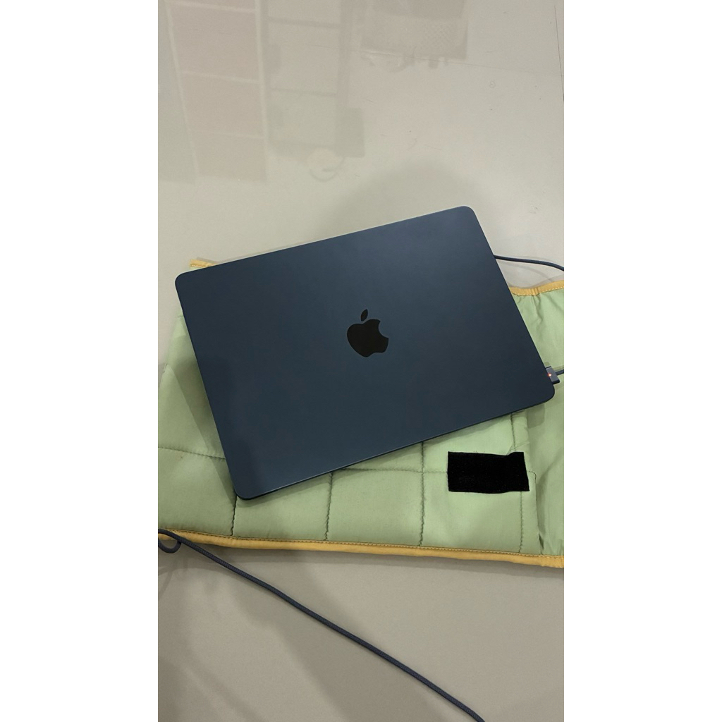 Macbook M2 air 16/256 ibox